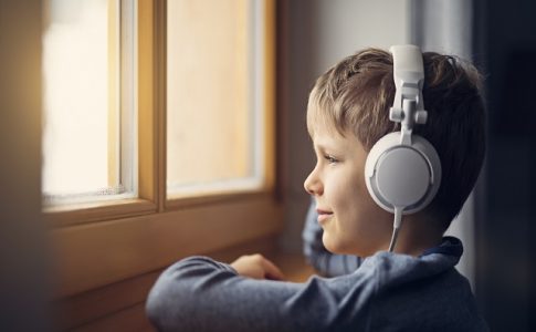 un enfant qui écoute de la musique