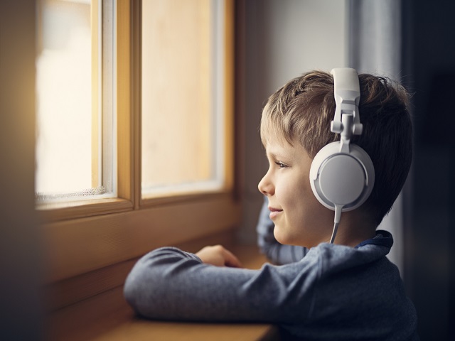 un enfant qui écoute de la musique