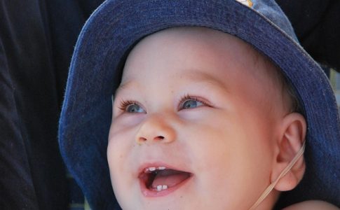 un bébé montrant ses dents en souriant