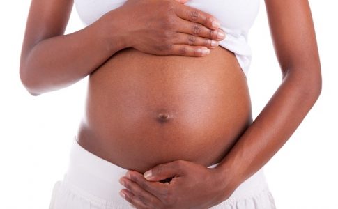le ventre exposé d’une femme enceinte