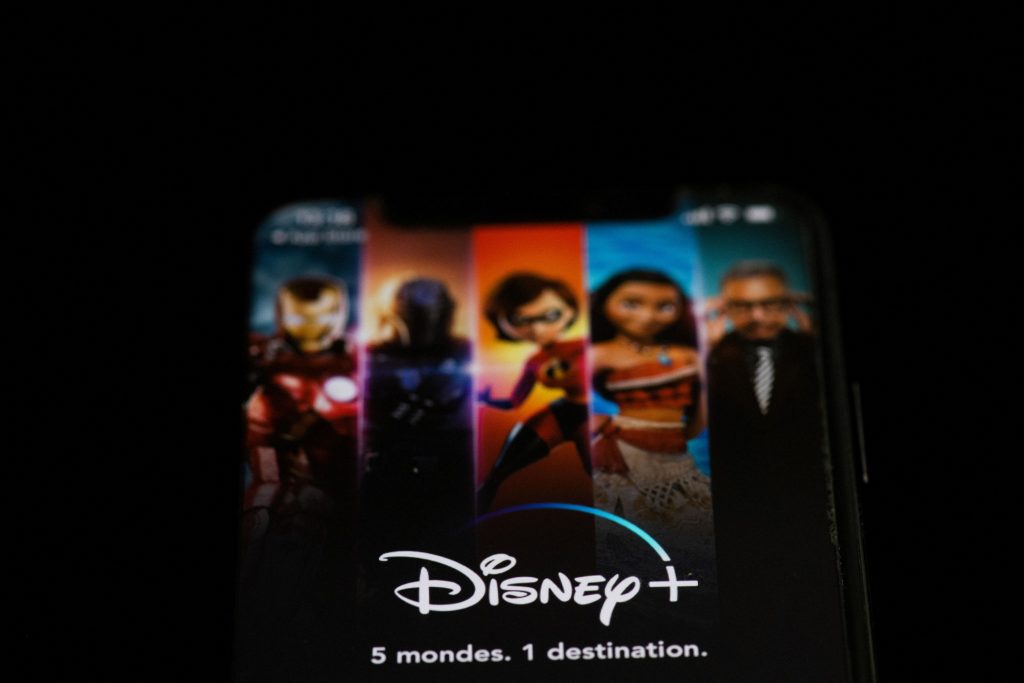 Smartphone avec l’application Disney+