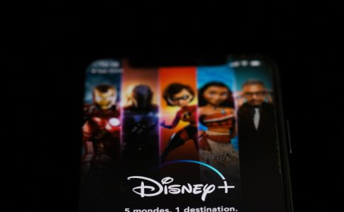 Smartphone avec l’application Disney+
