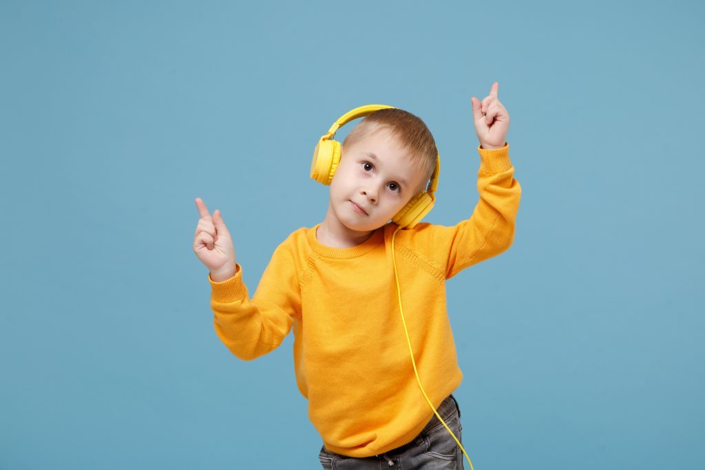 enfant qui écoute quelque chose avec un casque