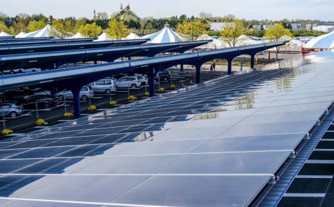 parking couvert avec des toits de panneaux solaires