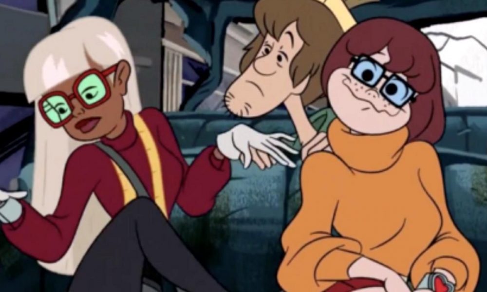 Un personnage féminin aux cheveux blancs avec Velma et Sammy de Scooby-Doo