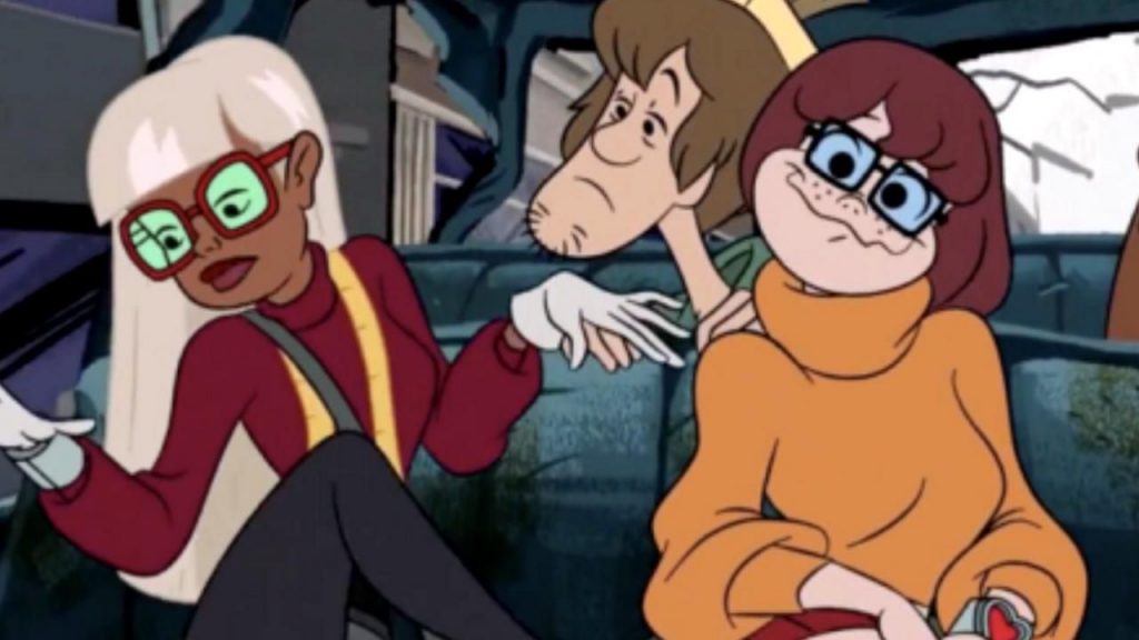 Un personnage féminin aux cheveux blancs avec Velma et Sammy de Scooby-Doo