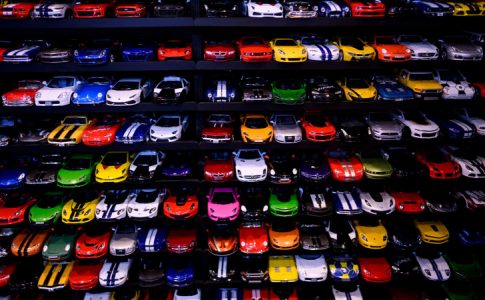 Un rayon de magasins de jouets où sont entreposés plusieurs dizaines de petites voitures.