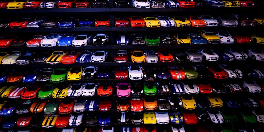 Un rayon de magasins de jouets où sont entreposés plusieurs dizaines de petites voitures.