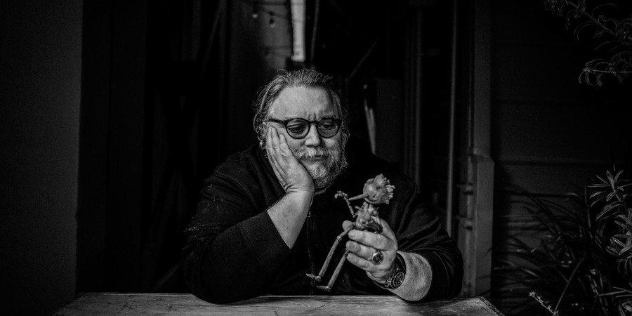 Guillermo del Toro avec une statuette de son « Pinocchio » dans la main