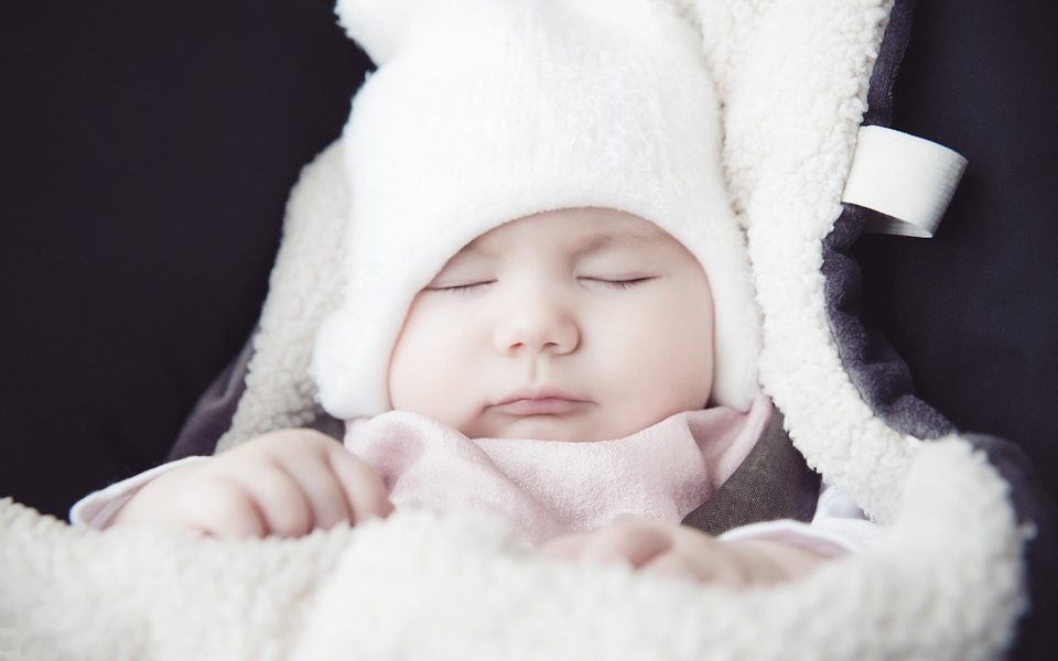 Un bébé emmitouflé dans une chaude couverture, dans la crainte d’une coupure d’électricité pour le reste de l’hiver.