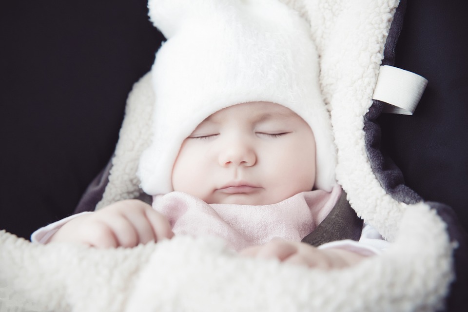 Un bébé emmitouflé dans une chaude couverture, dans la crainte d’une coupure d’électricité pour le reste de l’hiver.
