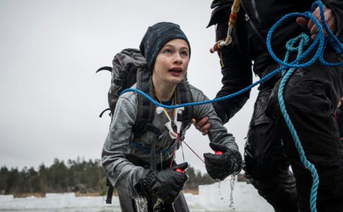 Un jeune garçon parmi les nombreux élèves en Suède ayant réussi à s’extraire de l’eau d’un lac gelé