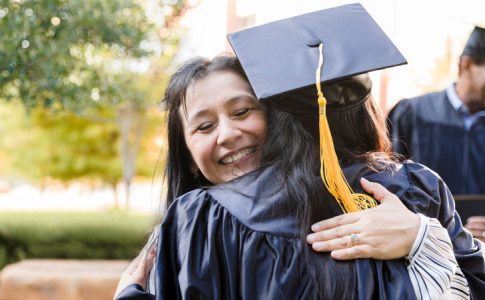 Une mère félicitant sa fille ayant obtenu un de ces fameux diplômes prestigieux.