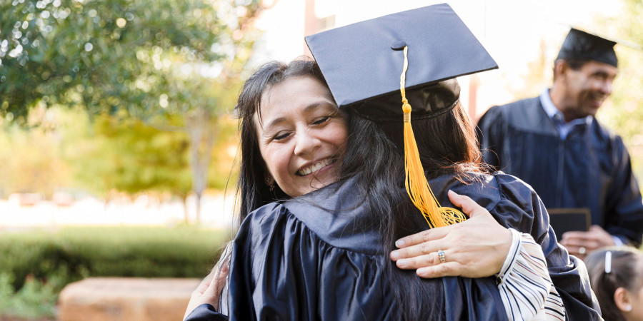 Une mère félicitant sa fille ayant obtenu un de ces fameux diplômes prestigieux.