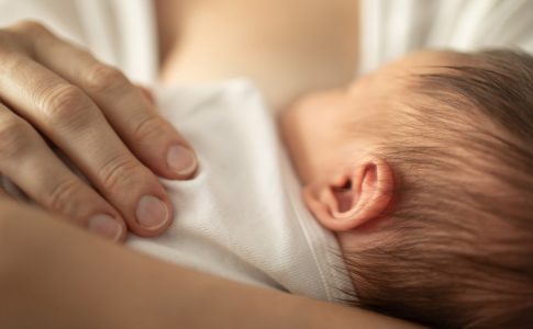 Un nourrisson nourri au lait maternel, produit découlant de l’action de l’hormone ocytocine.