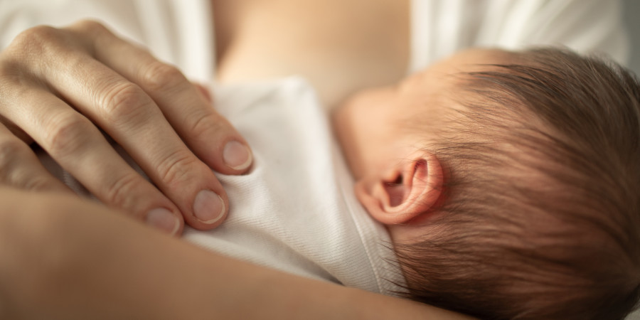 Un nourrisson nourri au lait maternel, produit découlant de l’action de l’hormone ocytocine.