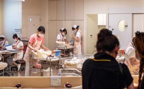Le service de néonatologie de l’hôpital Jikei, l’unique établissement proposant des boîtes à bébés au Japon.