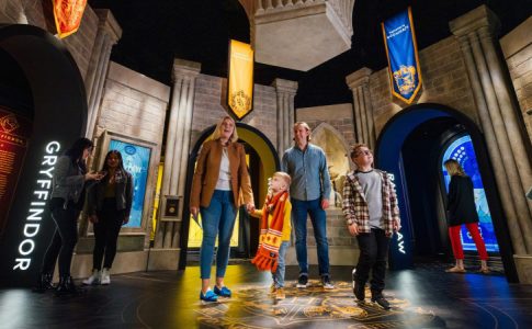Une famille vivant une expérience immersive lors d’une exposition sur la saga « Harry Potter »