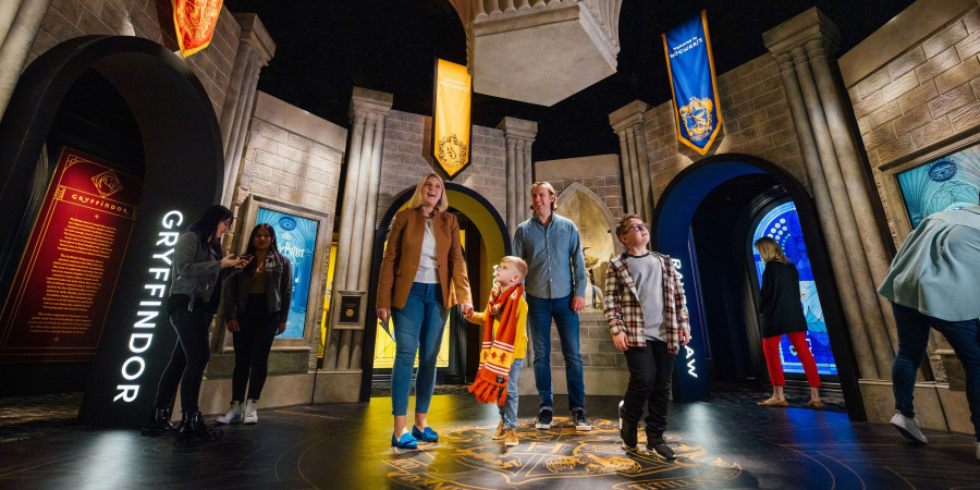 Une famille vivant une expérience immersive lors d’une exposition sur la saga « Harry Potter »