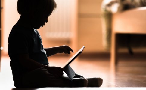 Un enfant de moins de 5 ans utilisant une tablette afin d’illustrer le long temps d’écran des petits en France.