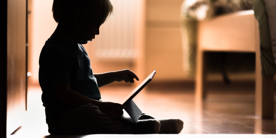 Un enfant de moins de 5 ans utilisant une tablette afin d’illustrer le long temps d’écran des petits en France.