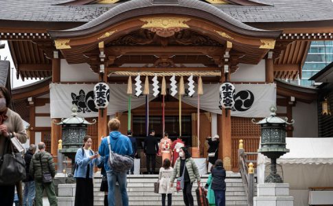 Un temple au Japon dédié aux naissances et aux grossesses, un lieu de culte pour soutenir la natalité japonaise.
