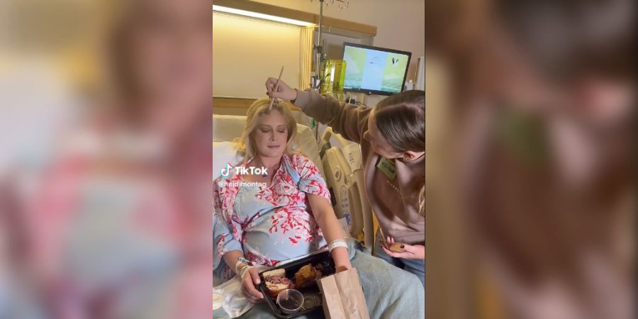 Une femme se préparant à accoucher qui s’adonne à une séance de « birthing makeup » à l’hôpital.
