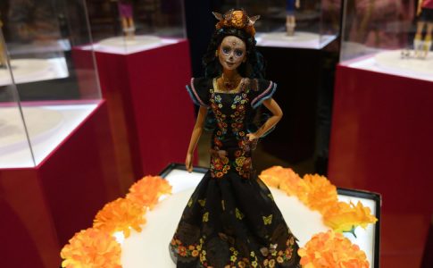 Une exposition dédiée à la poupée Barbie, dont une habillée d’une tenue traditionnelle mexicaine.