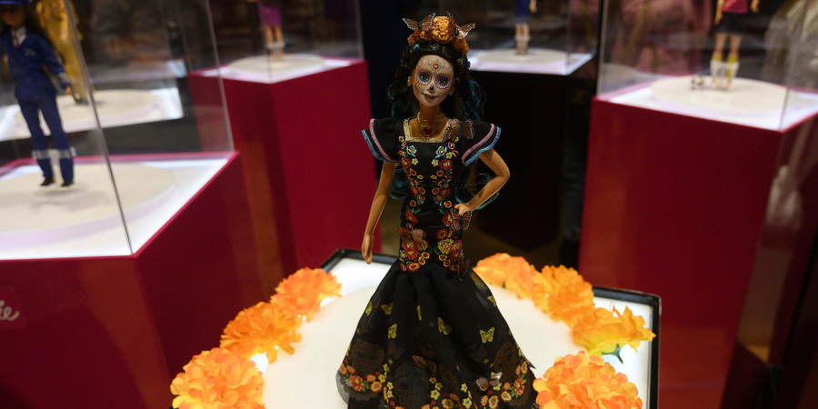 Une exposition dédiée à la poupée Barbie, dont une habillée d’une tenue traditionnelle mexicaine.