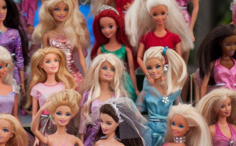 Une image illustrant la grande diversité des modèles de la poupée plastique de Mattel, invitant à se questionner sur l’empreinte carbone de Barbie.