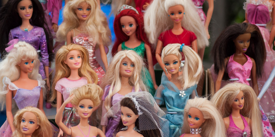 Une image illustrant la grande diversité des modèles de la poupée plastique de Mattel, invitant à se questionner sur l’empreinte carbone de Barbie.