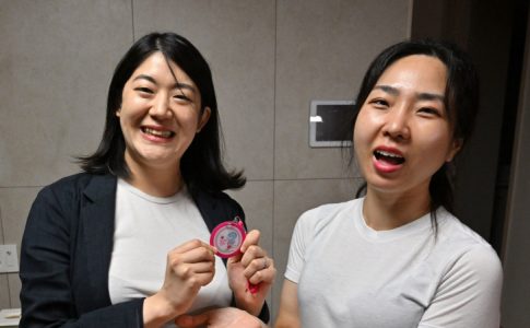 Deux femmes sud-coréennes aspirant à une situation d’homoparentalité.