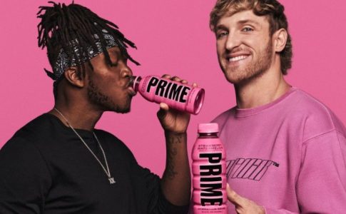 Deux hommes en train de faire la promotion de la boisson Prime Energy sur un fond rose.