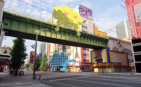 Deux aliens pixélisés du jeu mobile « Space Invaders », postés dans une rue au Japon.
