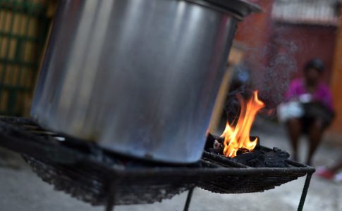 Une marmite mijotant sur un foyer alimenté avec du charbon de bois, un mode de cuisson délétère.
