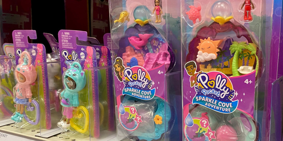 Une rangée de jouets Polly Pocket, des produits qui suscitent la nostalgie du consommateur.