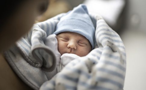 Un nouveau-né emmitouflé dans sa couverture qui s’avère bien vulnérable à la bronchiolite.