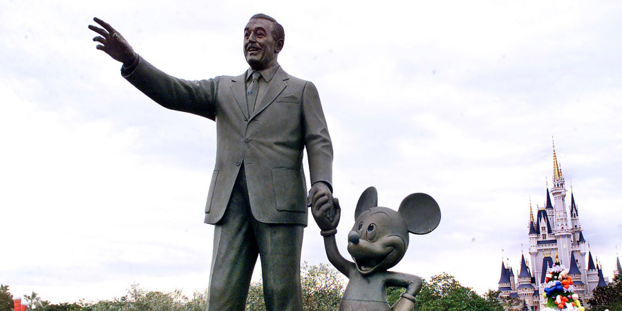 Une statue représentant parfaitement l’histoire de Disney : son fondateur avec son premier personnage Mickey.