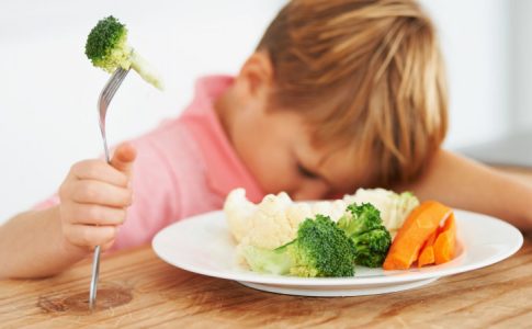 Pour faire aimer les légumes de cette assiette à ce petit garçon, il suffit de lui donner le choix.