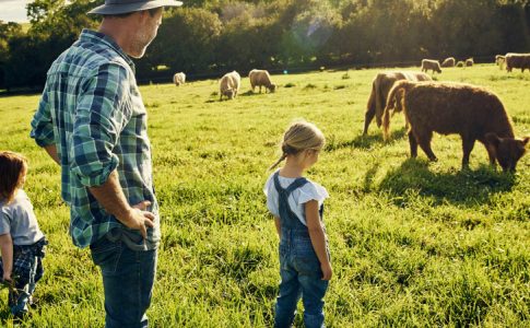 Une famille d’agriculteurs et d’éleveurs en train de surveiller leur bétail.