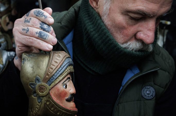 Le comédien belge Bouli Lanners tenant une tête de marionnette dans sa main.