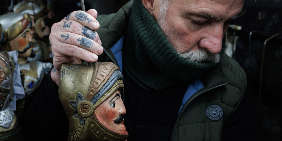 Le comédien belge Bouli Lanners tenant une tête de marionnette dans sa main.