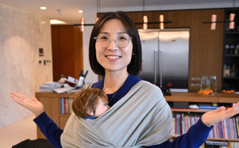 La fondatrice de Konny Baby avec un bébé dans un porte-bébé, une entreprise choyant ses salariés parents.