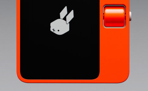 Le boitier intelligent de la société Rabbit, présenté au CES 2024.