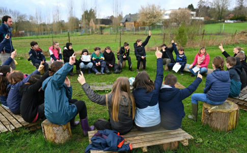 Des élèves belges suivant des cours adoptant le mode d’apprentissage de l’école du dehors.