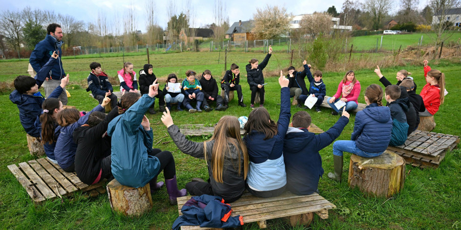 Des élèves belges suivant des cours adoptant le mode d’apprentissage de l’école du dehors.