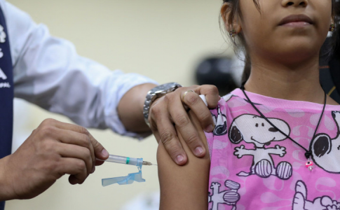 Une jeune fille en train de se faire vacciner, un des moyens minimisant le taux de mortalité infantile.