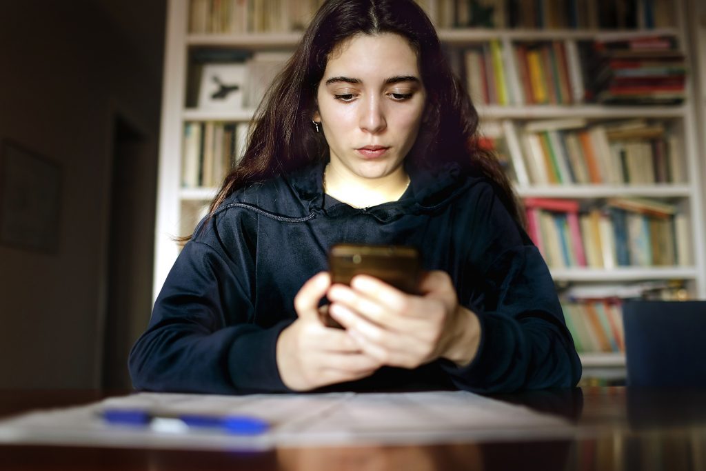 Une jeune femme regardant dans son smartphone