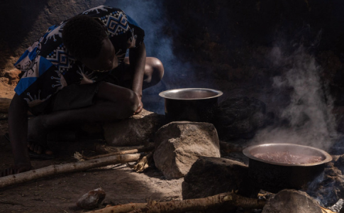 Une femme africaine dans sa hutte usant de modes de cuisson délétère.
