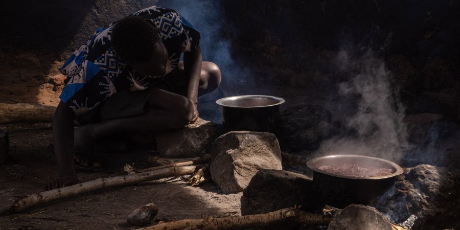 Une femme africaine dans sa hutte usant de modes de cuisson délétère.